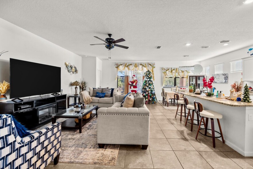 Building Photo - 6545 NW Oaklawn Way