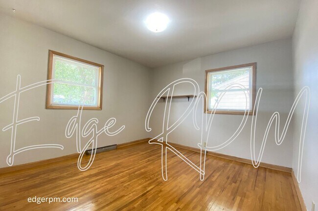 Building Photo - 3 BEDROOM 2 BATH DUPLEX Short Term Leasing!