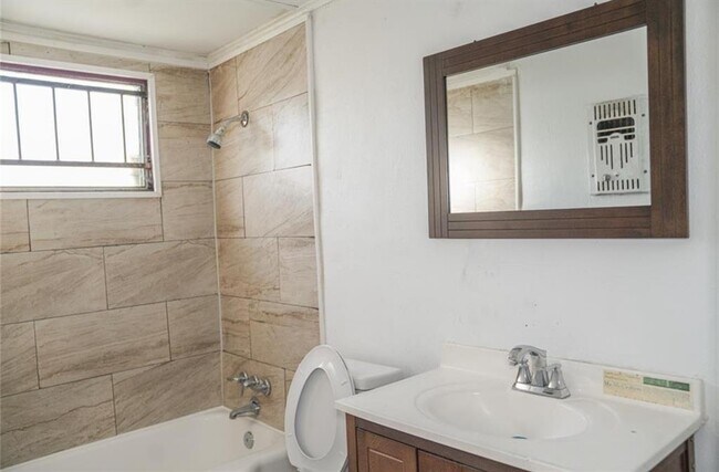 Building Photo - 4810 Scenic Dr
