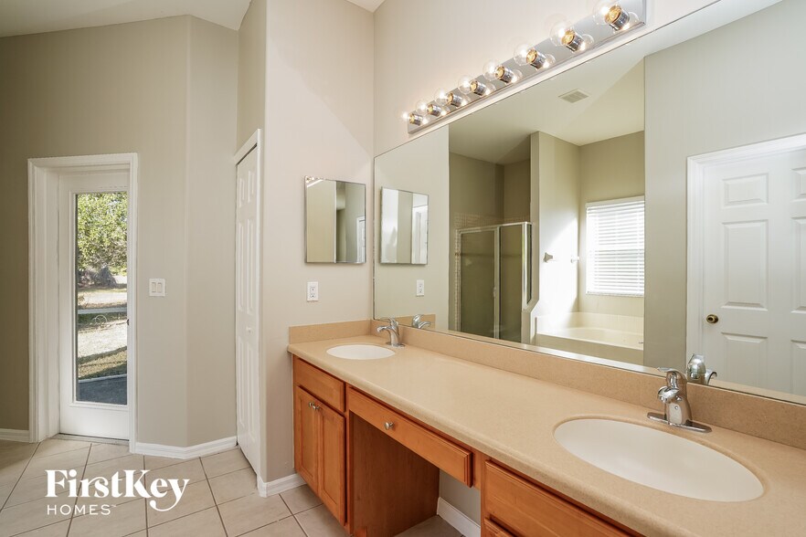 Building Photo - 2302 NW 27th Ave