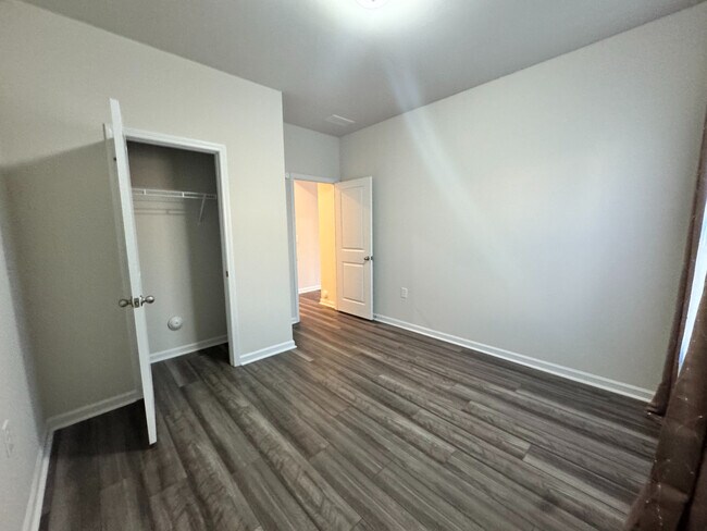 Building Photo - Room in House on Bedrock Rd