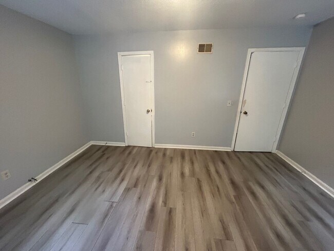 Building Photo - 715 Montague Road Unit D