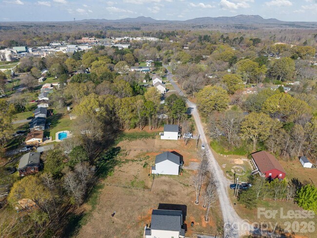 Building Photo - 409 Kickapoo Ave