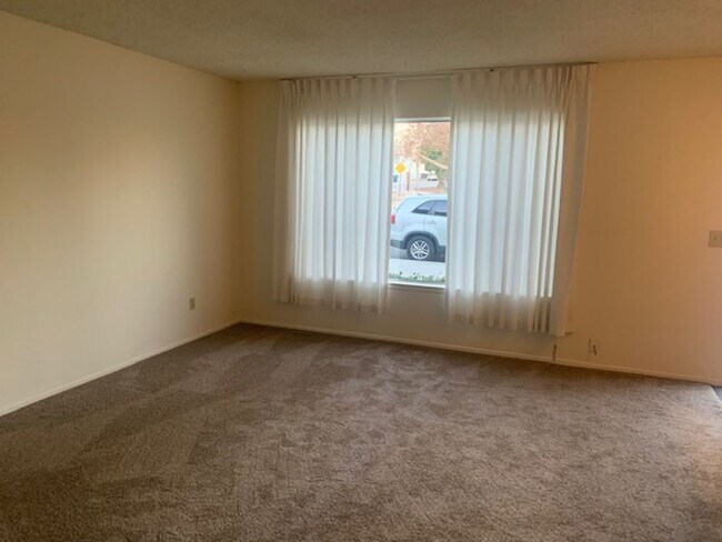 Building Photo - 2 bedrooms, 1.5 bath townhouse apartment