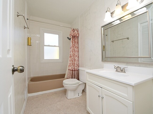 Building Photo - Cute Bungalow