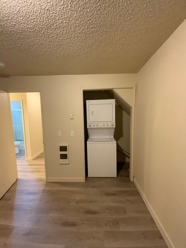 Building Photo - ** COMING SOON!** Cozy 2 Bed/1.5 Bath Cond...