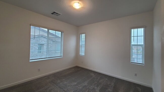 Building Photo - 3 Bedroom 3 Bath Townhouse