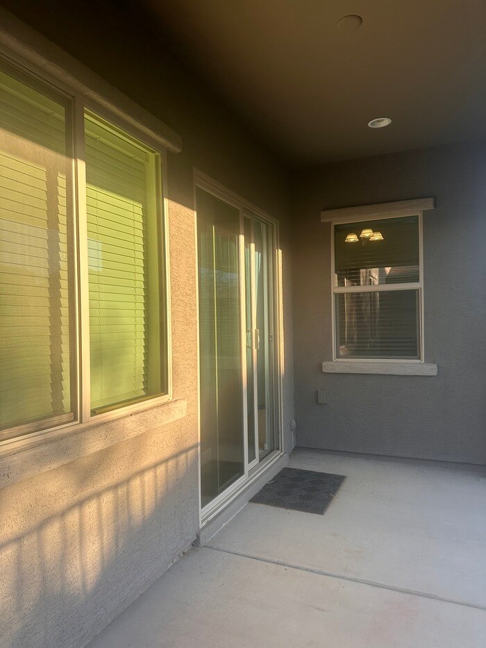 Building Photo - 13914 N Flaxleaf Pl