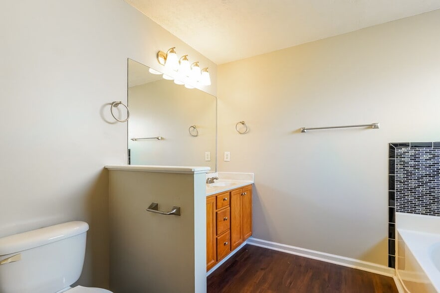 Building Photo - 110 Lyndhurst Dr