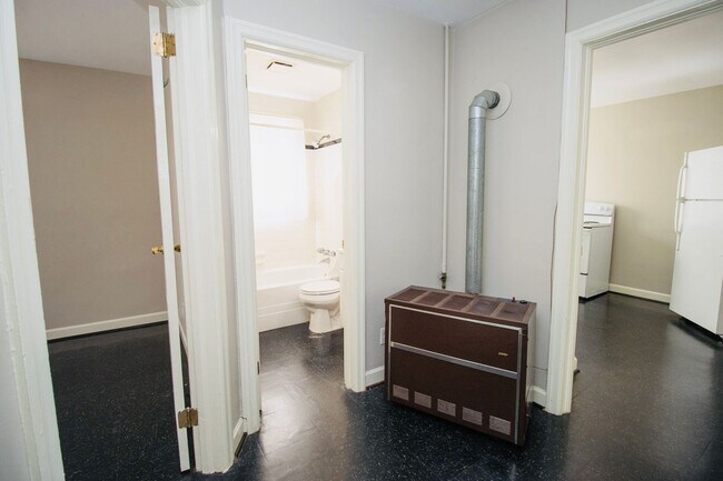 Building Photo - Charming 2-Bedroom Duplex in Rosewood – Available July 2026!