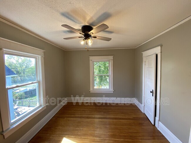 Building Photo - 1622 E 8th St