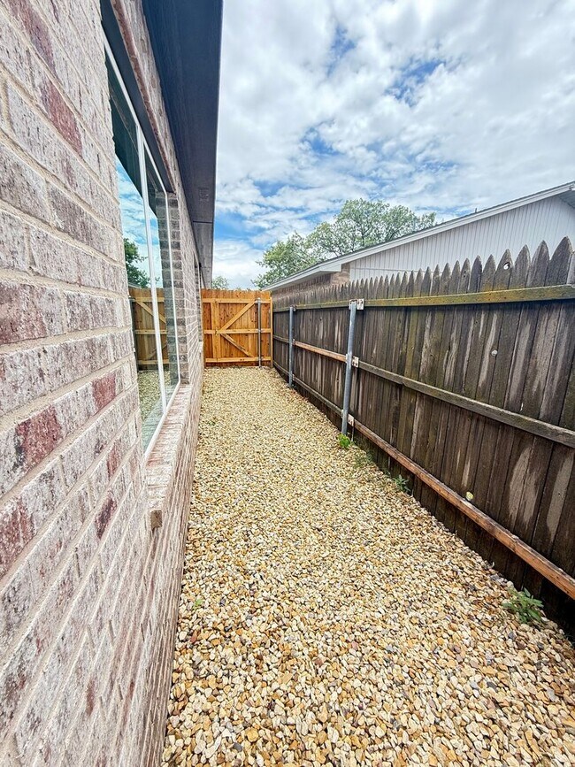 Building Photo - Spectacular Town-Home in West Lubbock!