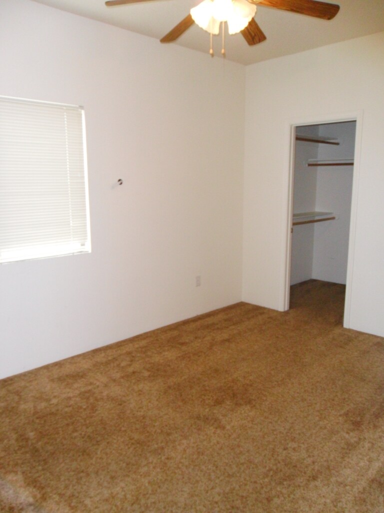 Building Photo - 530 E Linden St