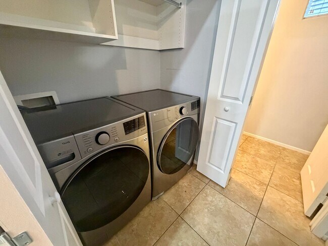 Building Photo - Gorgeous 3 bedroom 1 car garage home in SW ready for immediate move-in!!