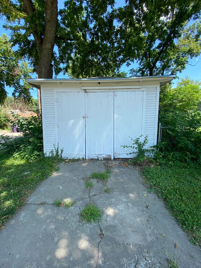 Building Photo - Room For Rent