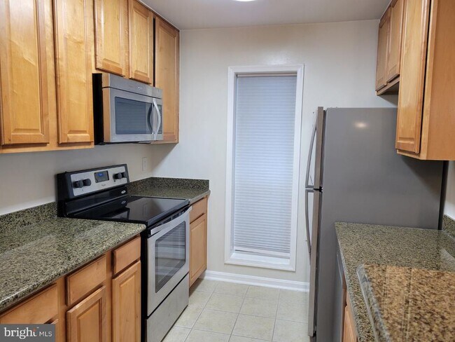 Building Photo - 3178 Summit Square Dr