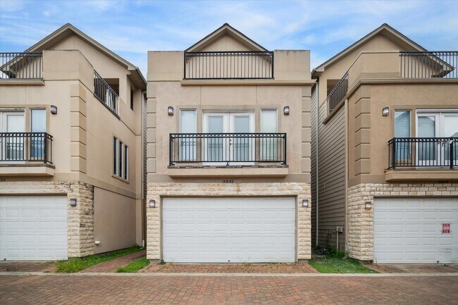 Building Photo - 3041 Clinton Dr