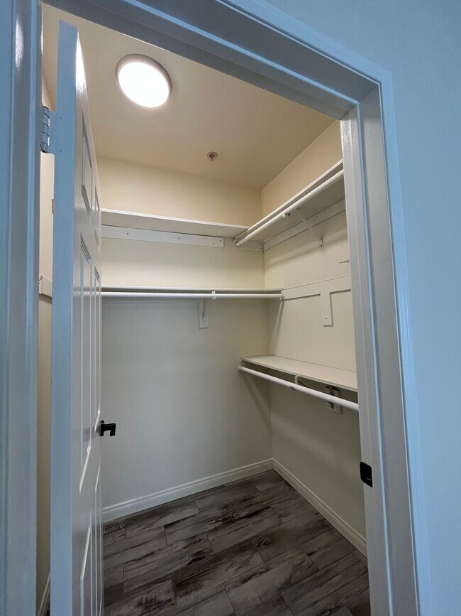 Building Photo - 5260 Premiere Hls Dr