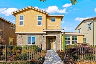 Building Photo - Beautiful Solar 3/2 located in Roseville! Across from Park! Gated Community!
