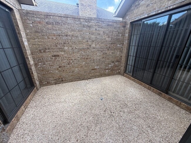 Building Photo - Garden Home