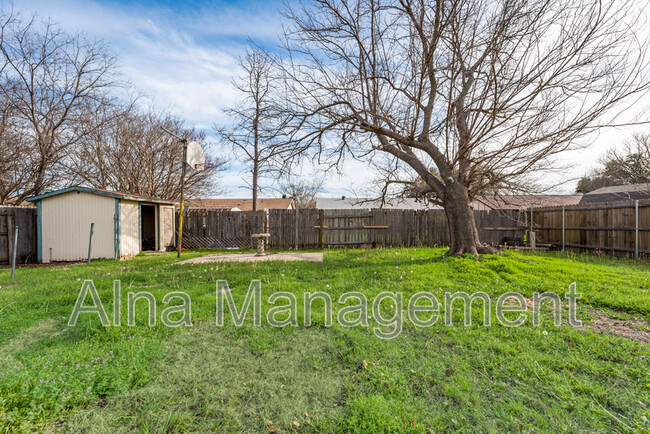 Building Photo - 5616 Twin Oaks Dr