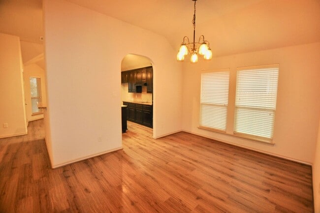 Building Photo - FOR LEASE! (Available October 20th) Spacio...