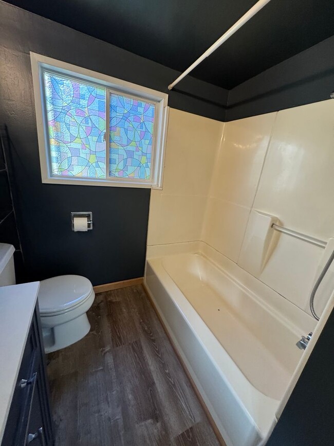 Building Photo - West Roseburg 2 Bedroom home with fenced yard