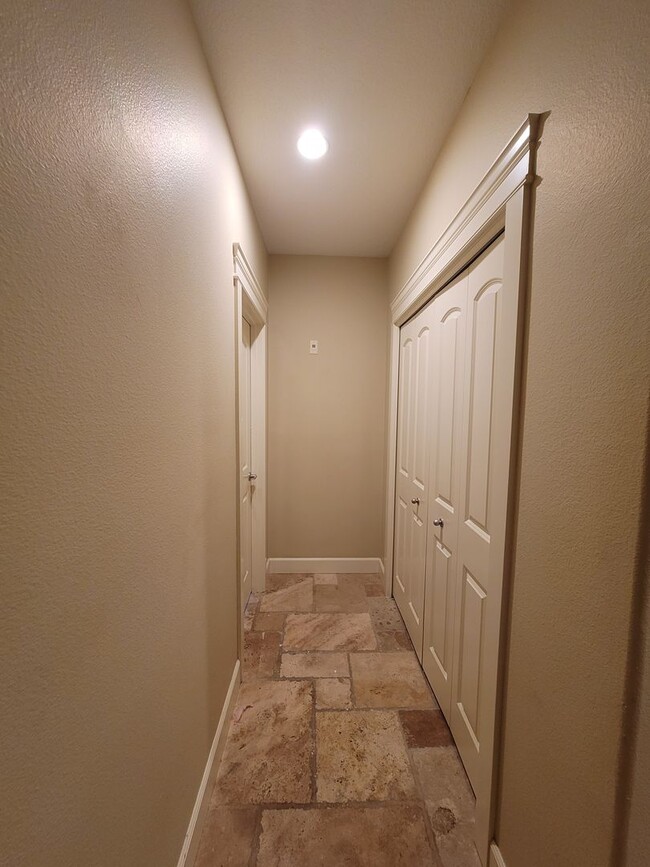 Building Photo - Contemporary Condo in Johns Landing