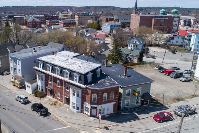 Building Photo - 40+42 College St-14 Units