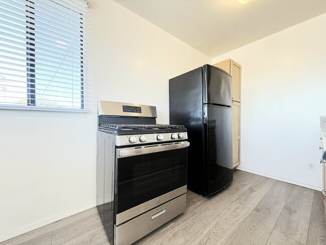 Building Photo - 2442 1/2 Pomeroy Avenue