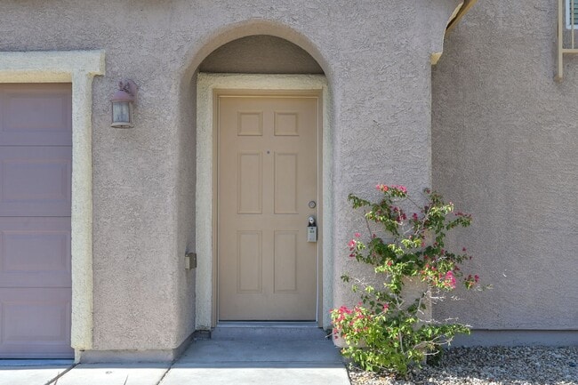 Building Photo - NW!!! 4 bedrooms!!! Pool and Spa!!! All ti...