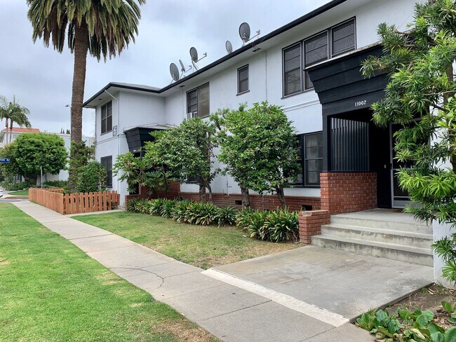 Building Photo - Walking Distance to UCLA and Westwood Village Completely Remodeled