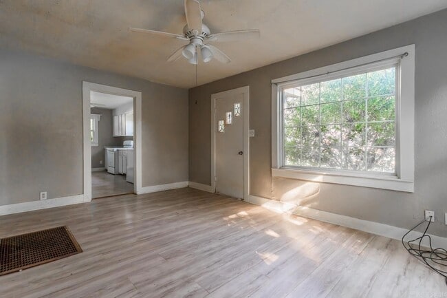 Building Photo - 505 W Texie Ave