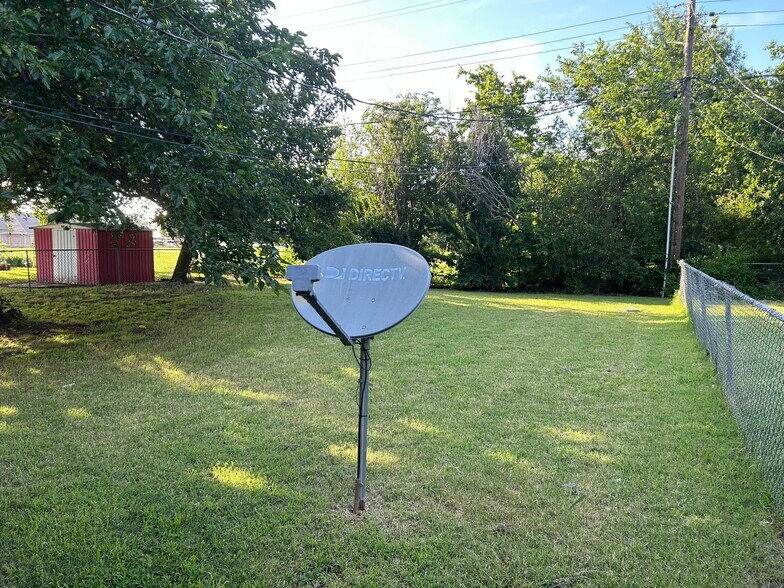 back yard. - 1317 Lakecrest Dr