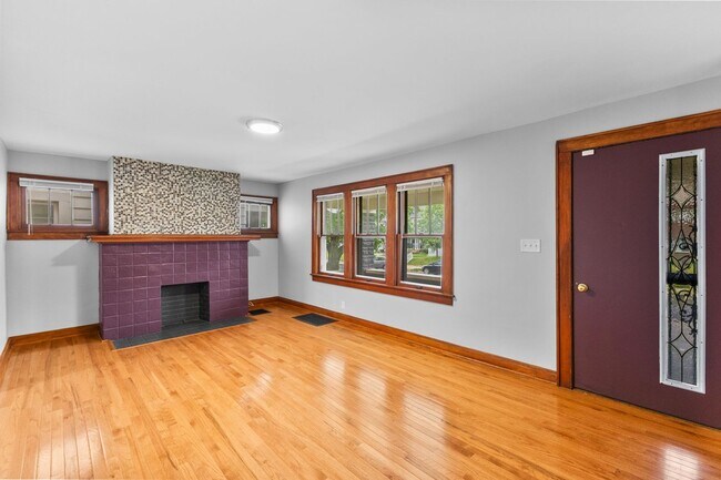 Building Photo - Charming 3-Bed Dutch Colonial with Modern Updates & Massive Yard – Minutes from German Village!