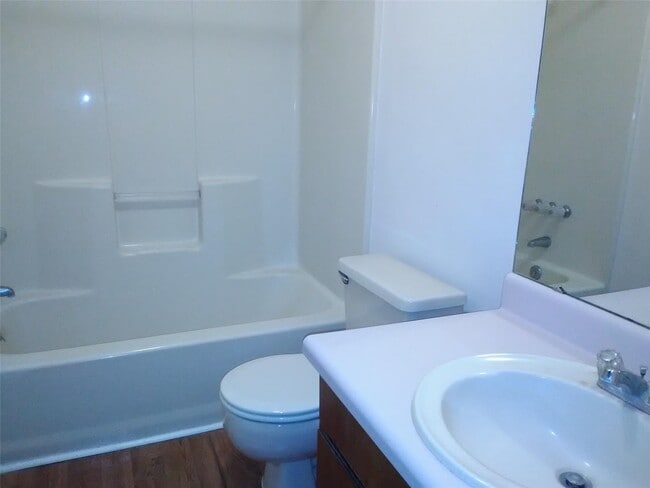 Building Photo - 611 Windcrest Dr