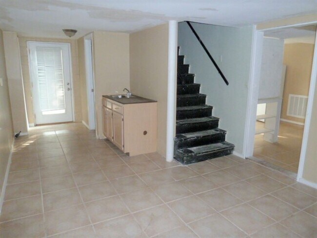 Building Photo - Large Duplex home with giant deck, parking, in quiet neighborhood, Available in June