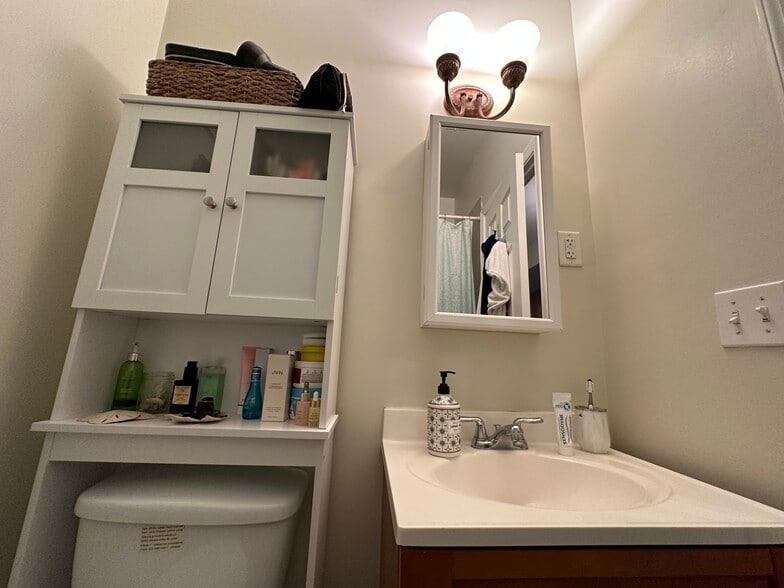 Building Photo - 213 19th St NE