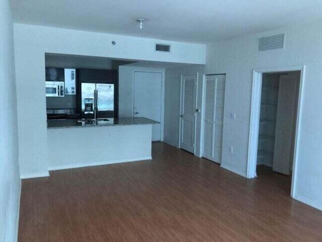 Building Photo - 950 Brickell Bay Dr