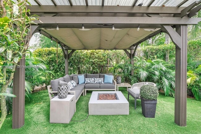 Building Photo - 700 Vilabella Ave