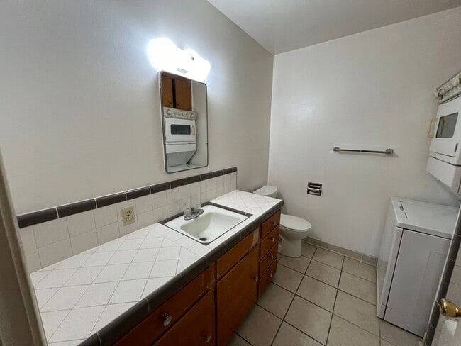 Building Photo - Single story one bedroom unit with covered carport!