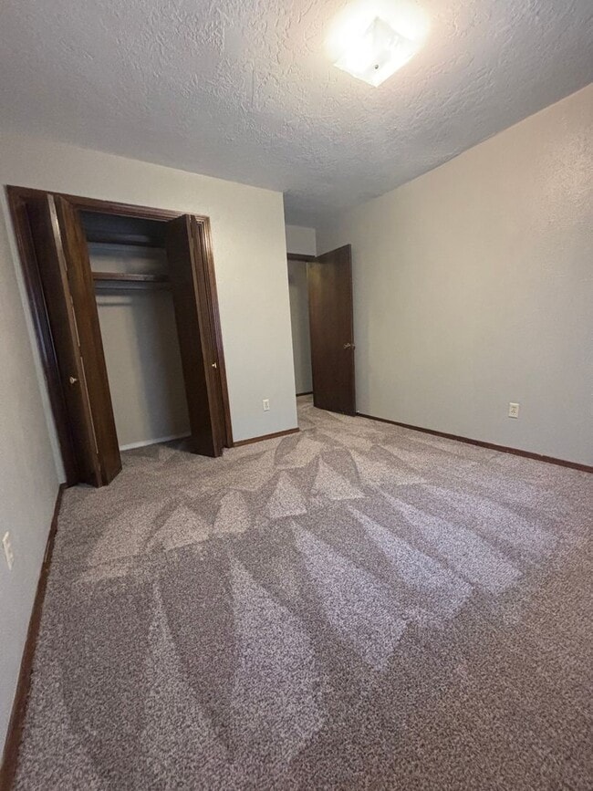 Building Photo - Spacious 3 bedroom, 2 bathroom home availa...