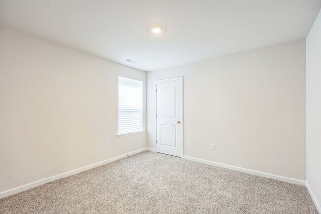 Building Photo - 322 Forest Edge Ave