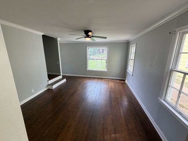 Building Photo - 2 Bedroom Highland Apartment