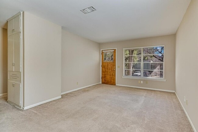 Building Photo - 1000 Possum Trot St