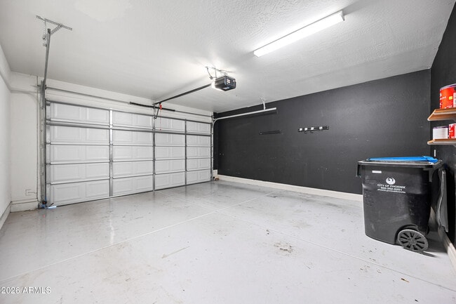 Building Photo - 10923 W Elm St