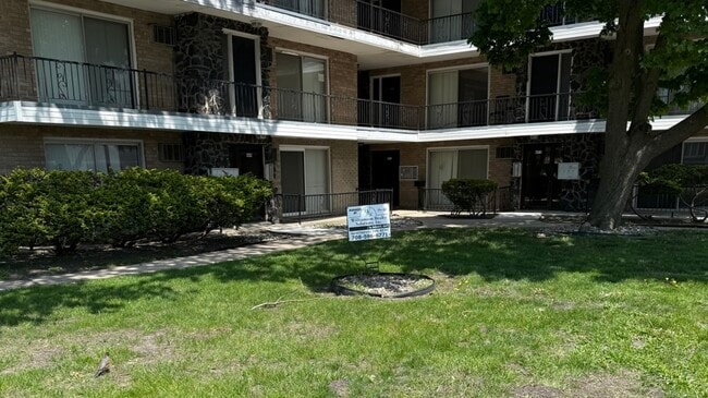 Primary Photo - 469 Hirsch Ave
