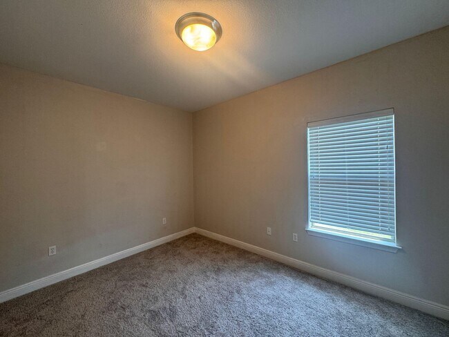 Building Photo - 744 Lime Ln