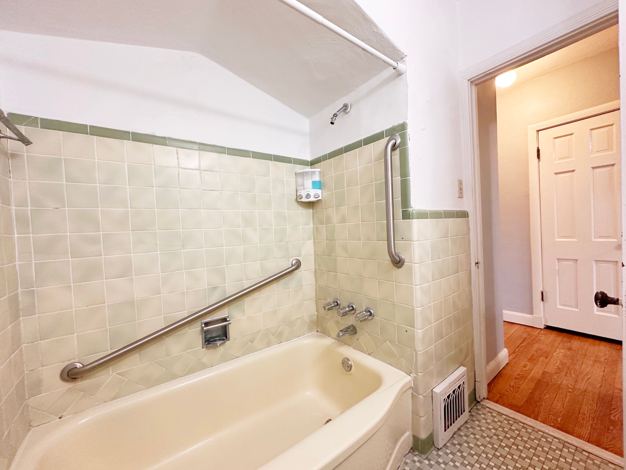 Building Photo - 5816 Mardel Ave