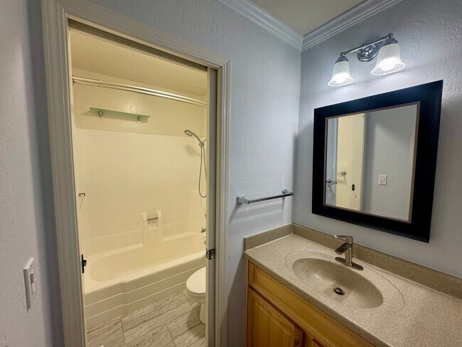 Building Photo - Gorgeous Lower End Unit with Inside Laundry Available Now!